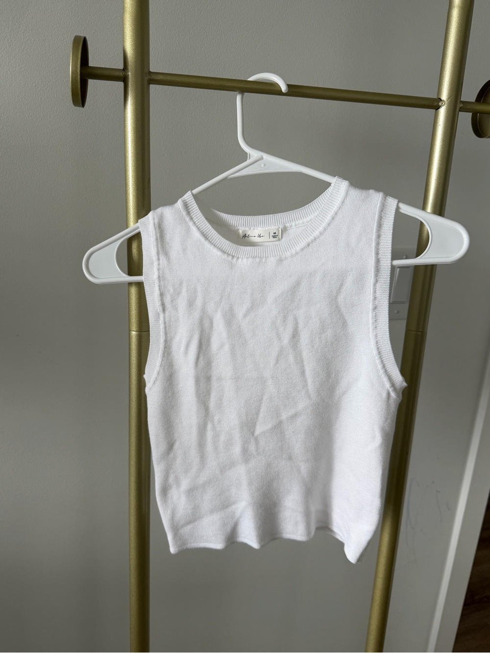 White knitted tank top